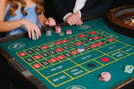Bàn baccarat Live Casino 8xbet web với dealer thật phát bài trực tiếp